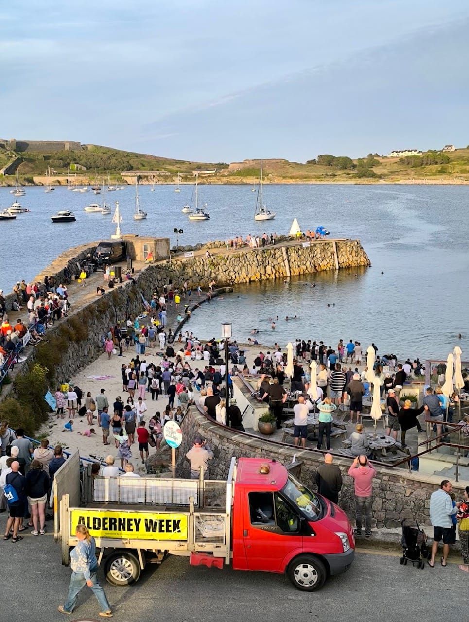 Festivals: l'île du plus grand carnaval des anglo-normandes a sa nouvelle guide française, Agnès Perry