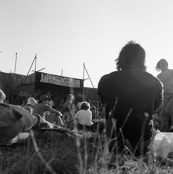 VEF 50: « Elles sont restées dans le noir pendant 50 ans » : photographies des premiers Vale Earth Fair dénichées en Australie