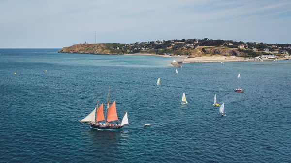 La mer entre nous | De Carteret, le Neire Mâove, réplique d'une goélette de Guernesey du 19e siècle, vogue vers les îles depuis plus que 30 ans