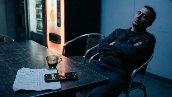 L'Arte del Power Nap Tattico (e l'hacking del "Caffè-Sonno")