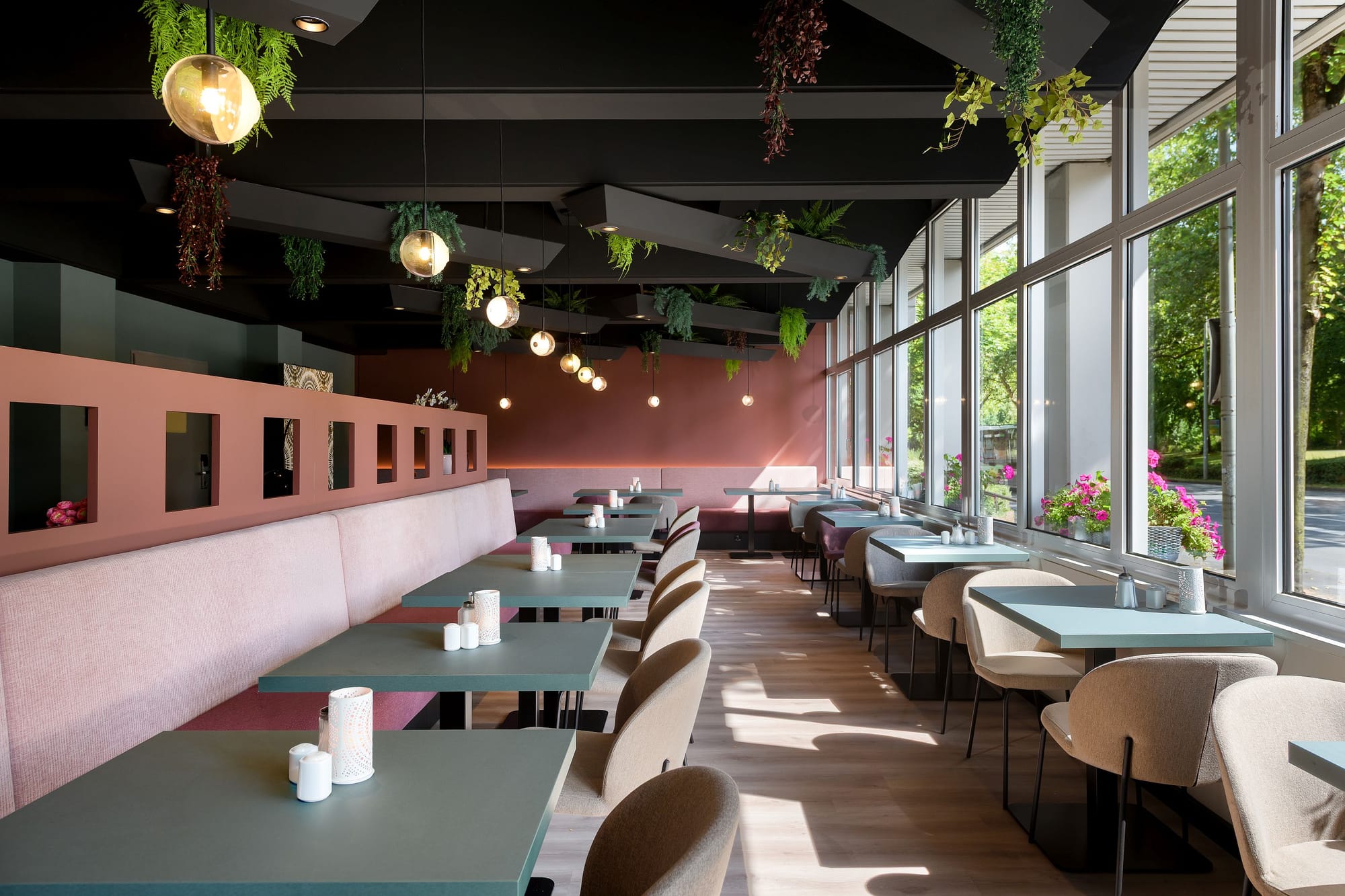 Despite the increase in self-service, the public area is intended to remain a place for spending time and meeting others.
