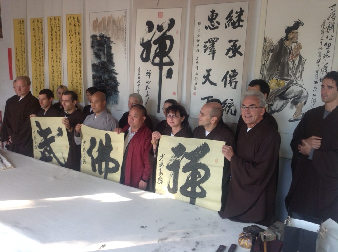 Erinnerungen an China: Peter Mayer bei einer gemeinsamen Begegnung während seines Aufenthalts im Shaolin-Kloster im Jahr 2011. Die Beschäftigung mit fernöstlichen Lebensvorstellungen wurde später zu einem wichtigen Bestandteil seiner Hotelphilosophie.