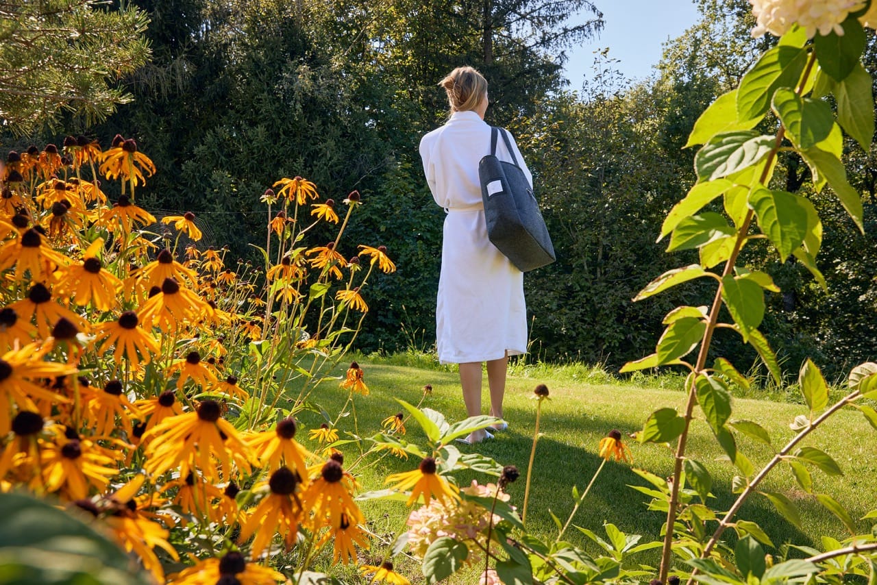 Natur als Bestandteil des Wellnesskonzepts: Der rund 25.000 Quadratmeter große Panorama-Park bietet Gästen Raum für Bewegung, Spaziergänge und bewusste Auszeiten.