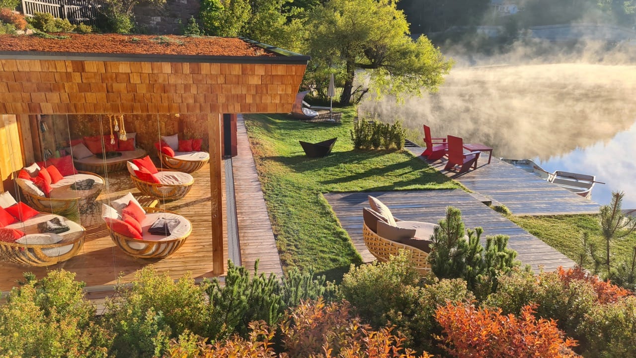 The lake remains central to Weihrerhof's appeal beyond the summer season, when nature, tranquillity and wellness take on greater importance.