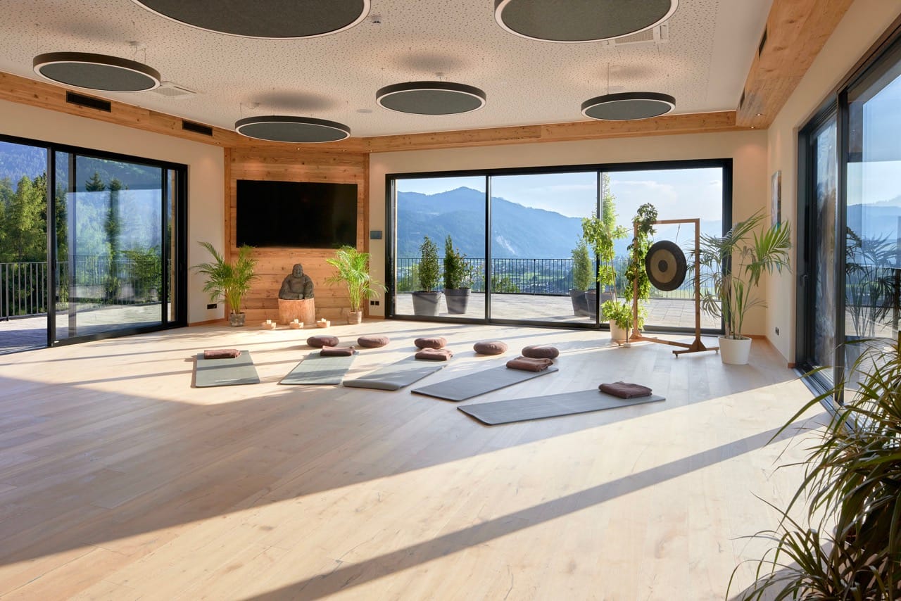 Neben klassischen Wellnessanwendungen gehören auch Meditation, Qi Gong und bewusste Bewegung zum Konzept des Panorama Royal. Der dafür vorgesehene Raum verbindet Aktivität mit einer ruhigen Atmosphäre.