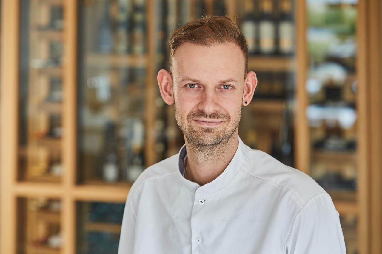 Behind the Michelin recognition are the people who bring the restaurant's standards to life every day. Expertise, dedication and teamwork are essential to the experience.