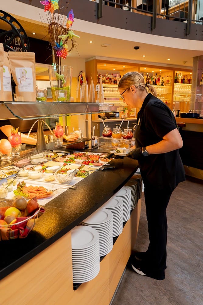 Das Frühstücksbuffet im ANDERS Hotel Walsrode. Während Tagungsgäste häufig früh zum Frühstück erscheinen, verteilen sich die Frühstückszeiten von Familien stärker über den Vormittag. Foto: Eike Johann Schulze