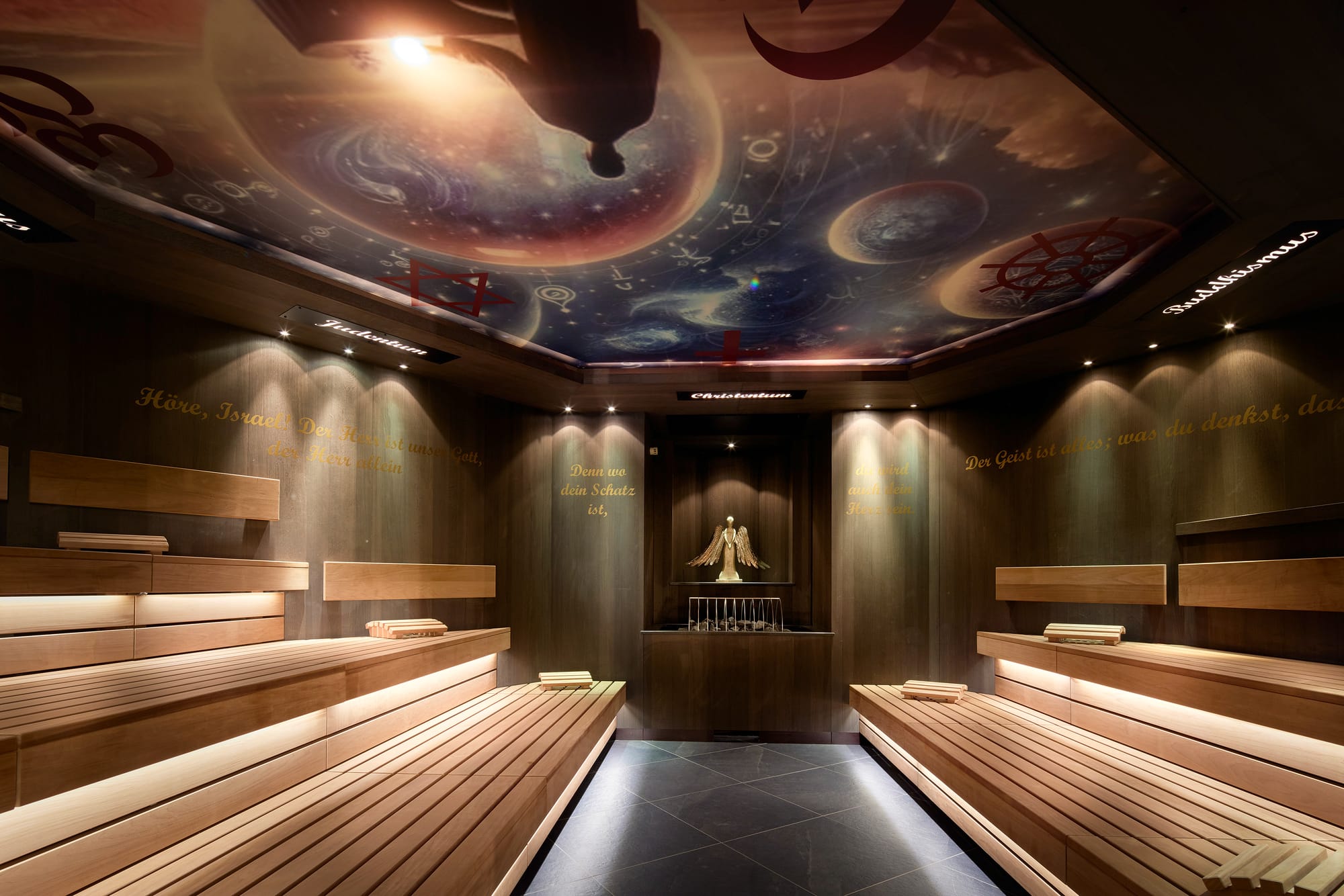 Die sechseckige „We are the World“-Sauna im Panorama Royal mit Symbolen fünf großer Weltreligionen und einer Decke mit Motiven des Universums.