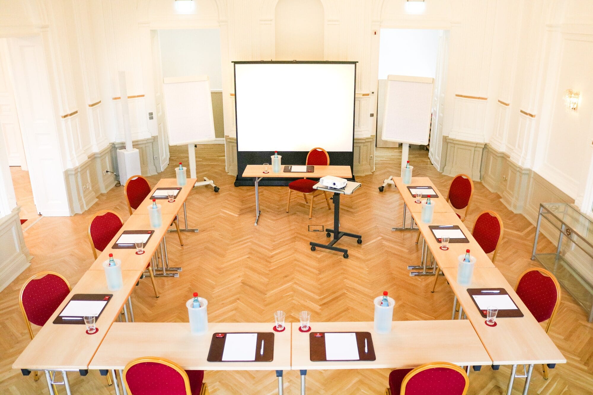 Tagungsraum Saal Teufel im Schloss Breitenfeld mit Konferenztischen und Bestuhlung