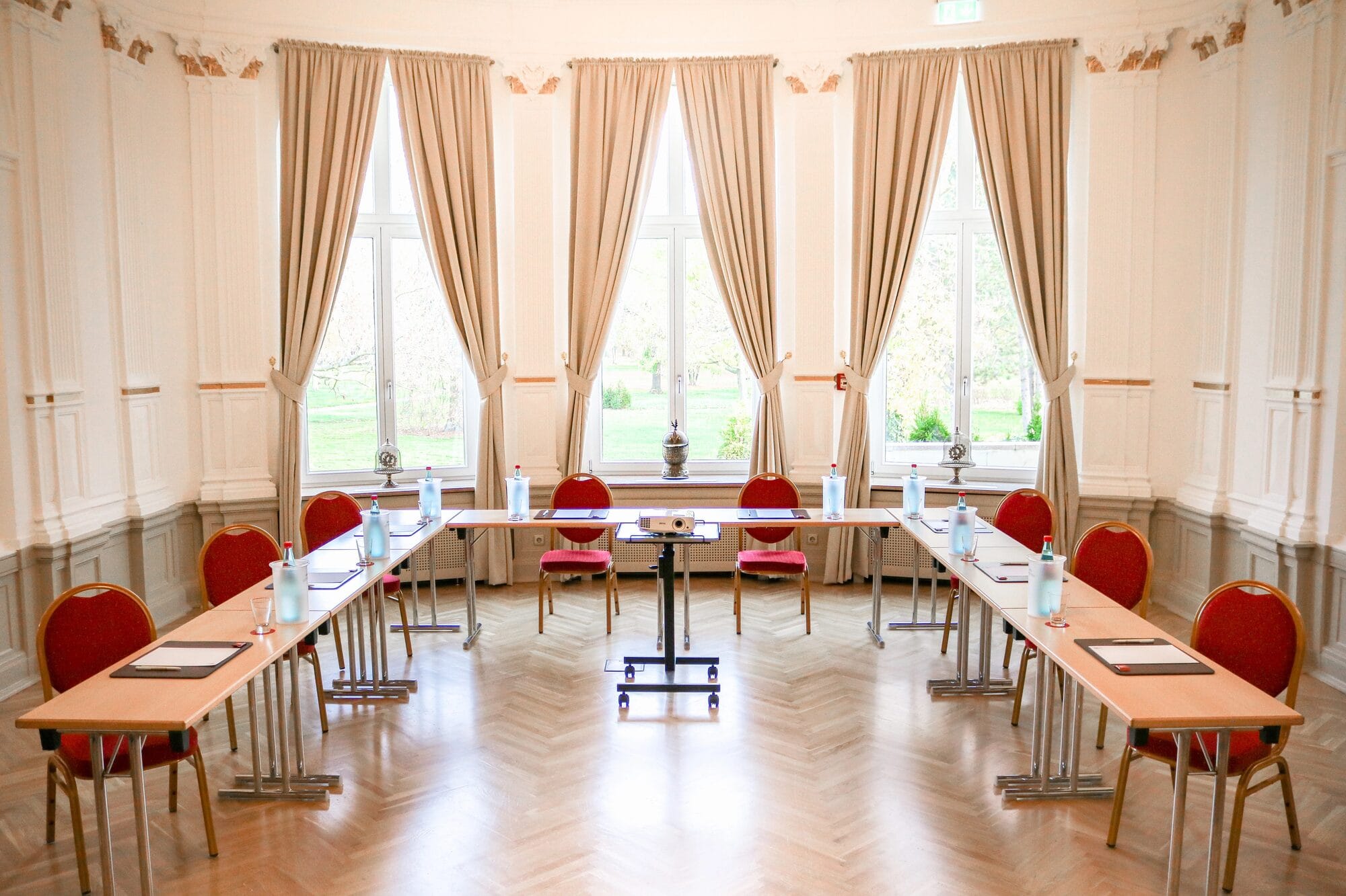 Spiegelsaal im Schloss Breitenfeld mit Bestuhlung für eine Tagung