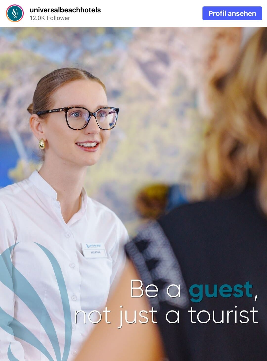 Instagram-Beitrag von Universal Beach Hotels: eine Mitarbeiterin im Gespräch, dazu der Schriftzug „Be a guest, not just a tourist“