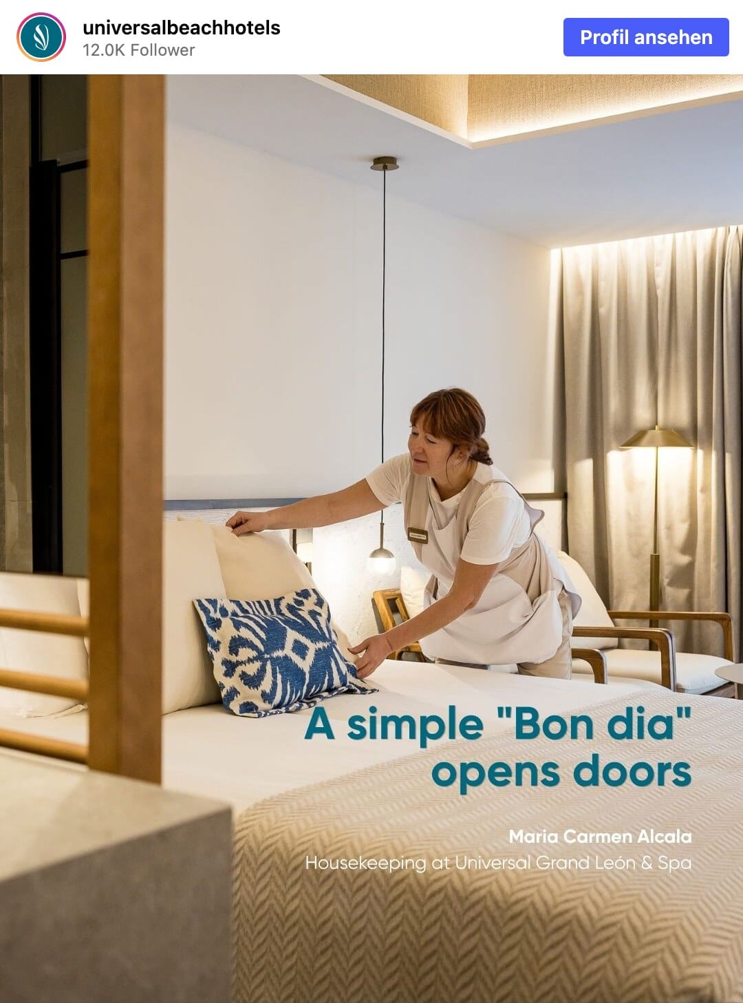 Instagram-Beitrag: Maria Carmen Alcala aus dem Housekeeping richtet ein Bett, dazu „A simple Bon dia opens doors“