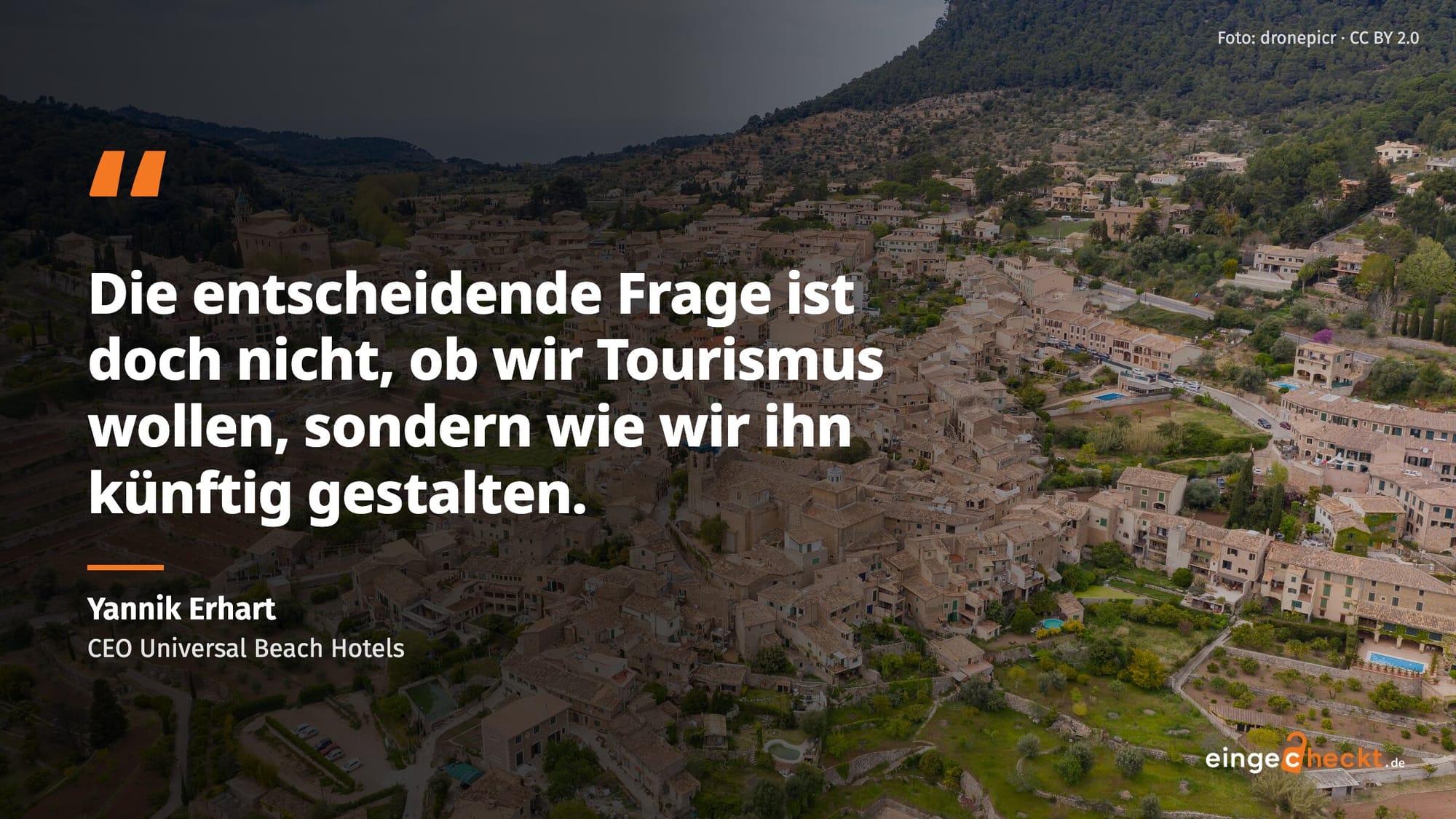 Zitatkarte über dem Dorf Valldemossa: „Die entscheidende Frage ist doch nicht, ob wir Tourismus wollen, sondern wie wir ihn künftig gestalten.“ Yannik Erhart