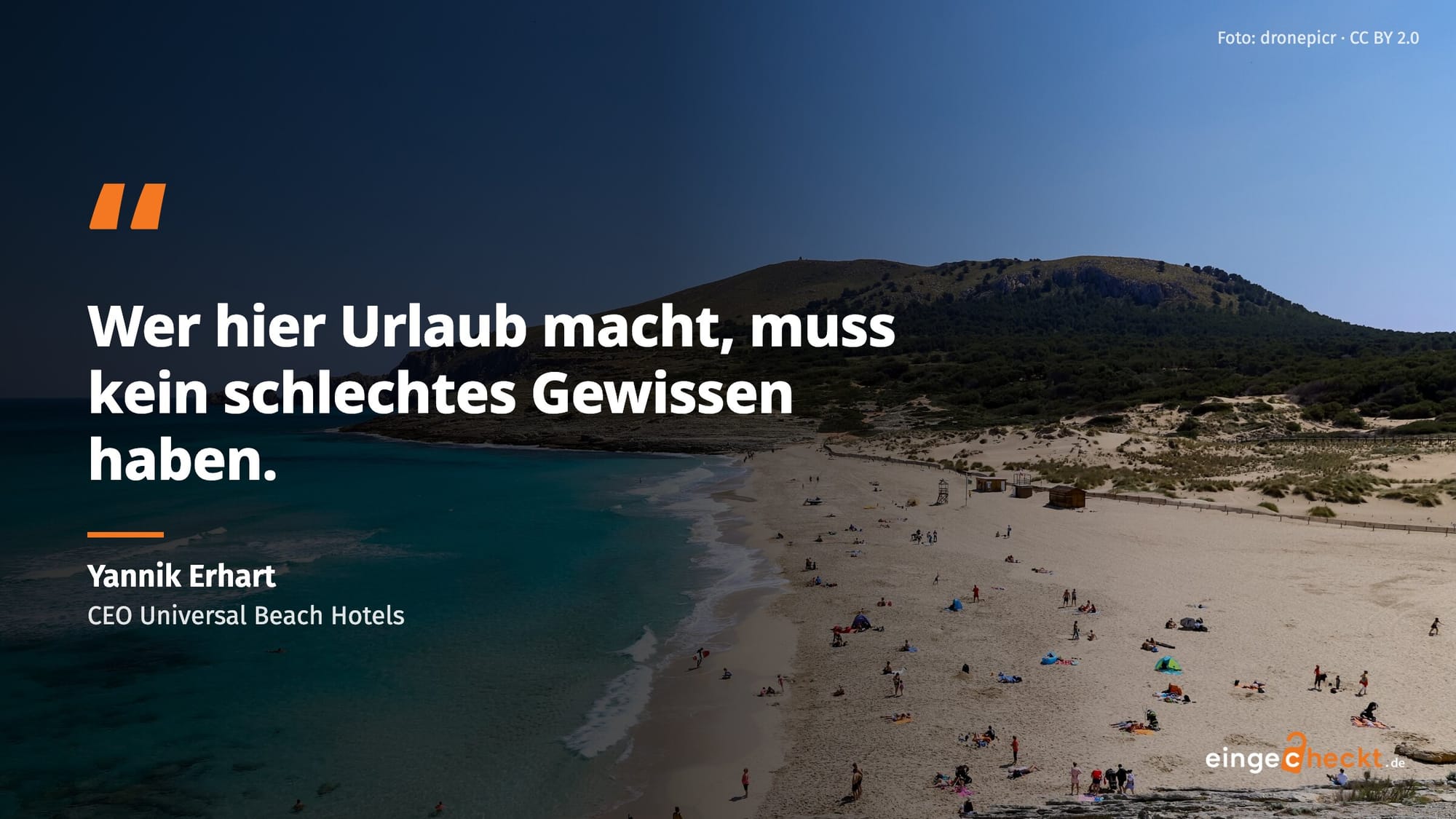 Zitatkarte vor dem Strand Cala Mesquida: „Wer hier Urlaub macht, muss kein schlechtes Gewissen haben.“ Yannik Erhart