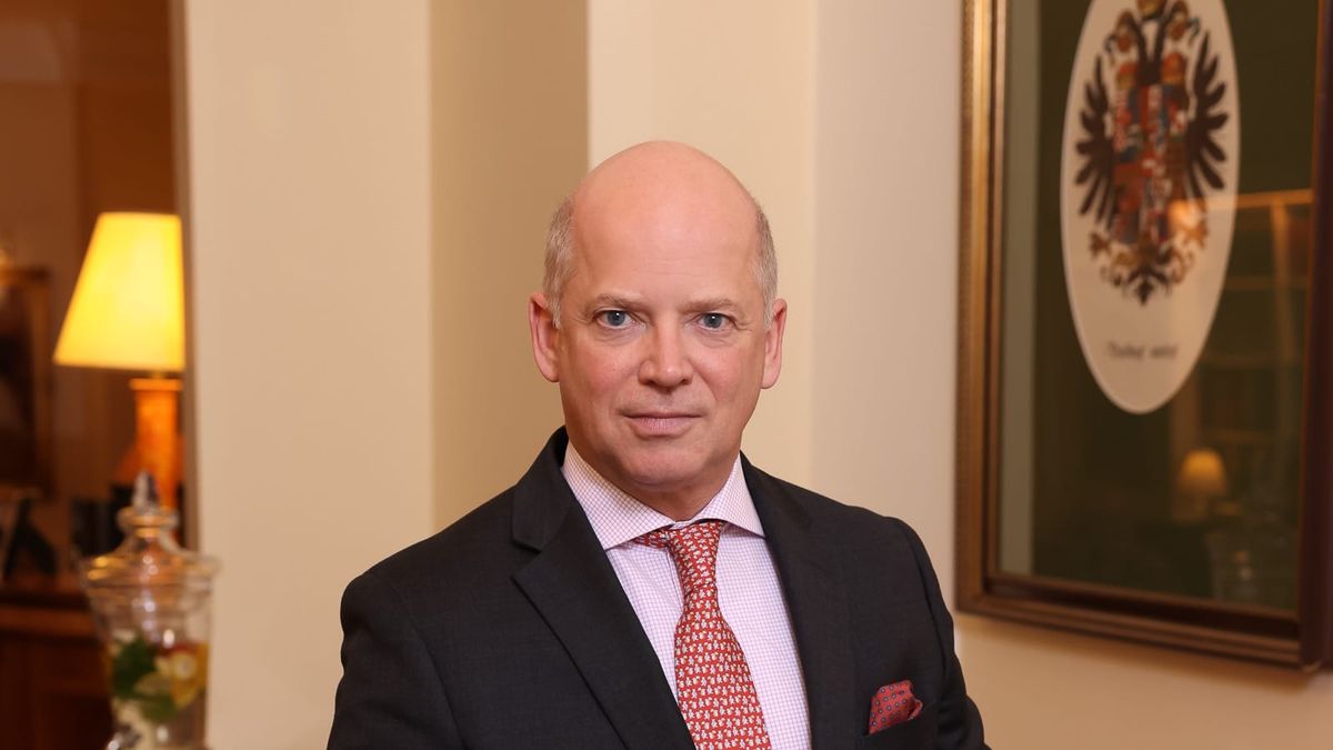 Christian Hofer im dunklen Anzug in der Lobby des KAISERHOF Wien