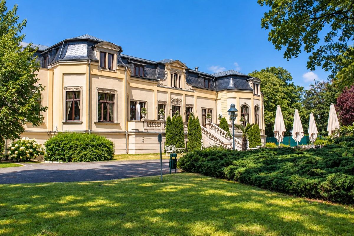 Historisches Schloss Breitenfeld mit Gartenanlage bei Leipzig