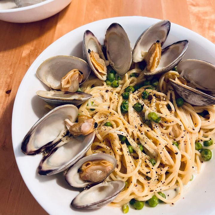 Steamed Clams and Creamy Garlic Pasta Recipe
