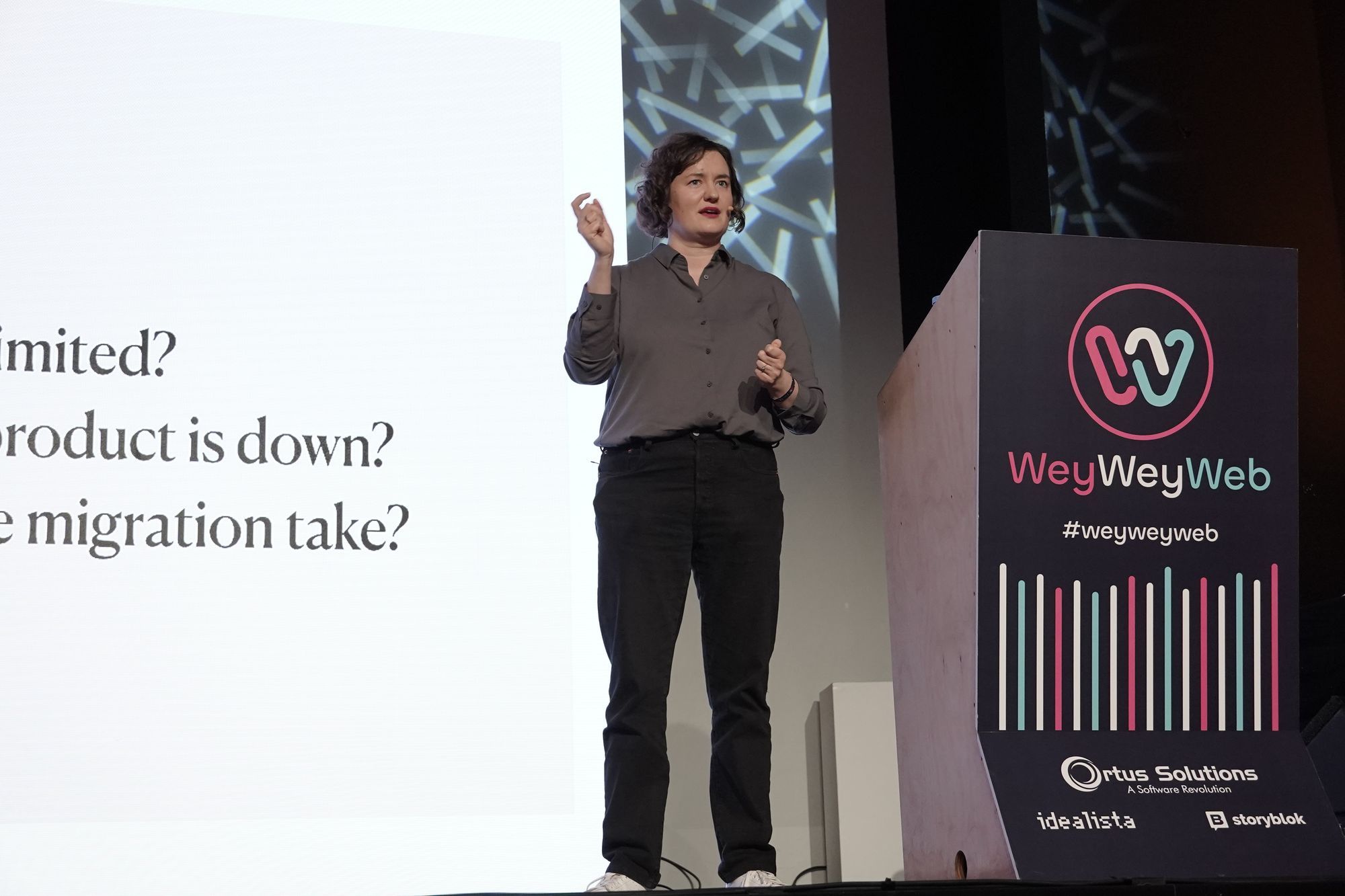 Wiktoria Dalach giving a talk at Wey Wey Web