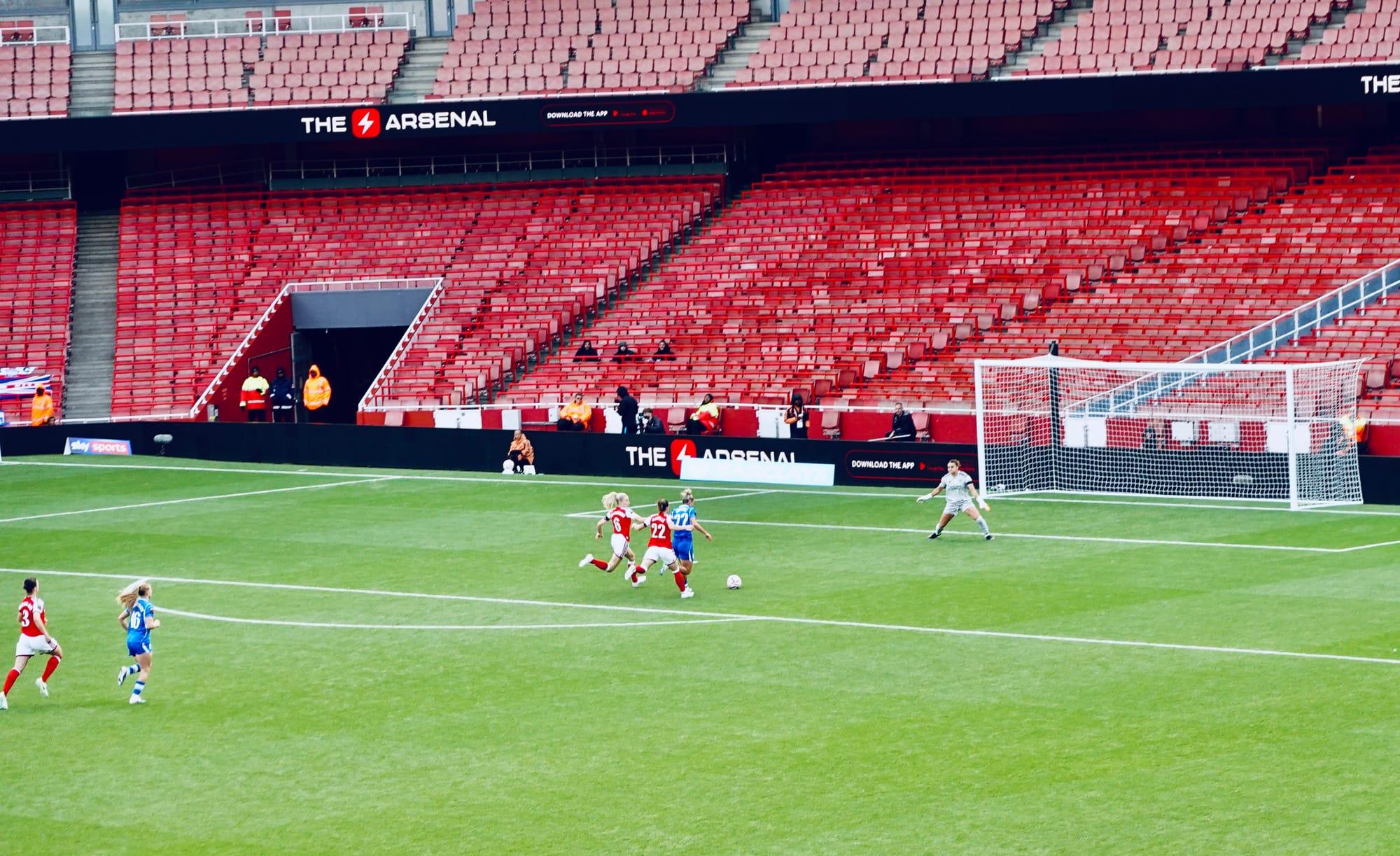 Birmingham City's Océane Hutré closes in on Arsenal's Misa Rodriguez with Leah Williamson & Ona Batlle in futile pursuit | Photo by Roberto Revilla