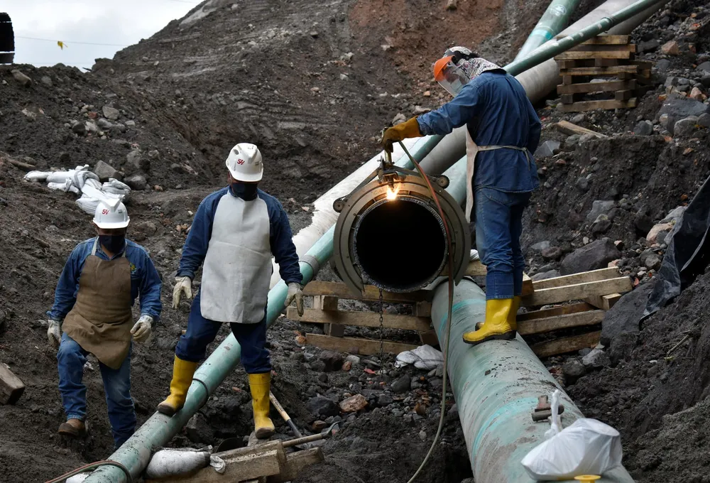 Ecuador Raises Tariffs to 900% on Colombian Crude Exports in Latest Dispute
