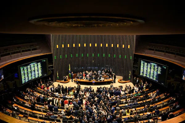 Brazil Senate Votes to Cut Bolsonaro Prison Sentence, Lula Vows to Veto