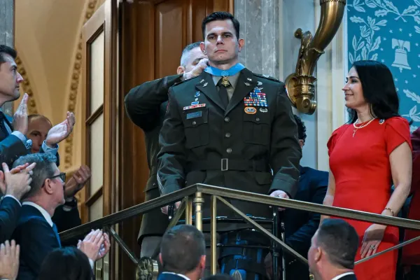 Trump Honors U.S. Pilot Severely Wounded in Maduro Raid