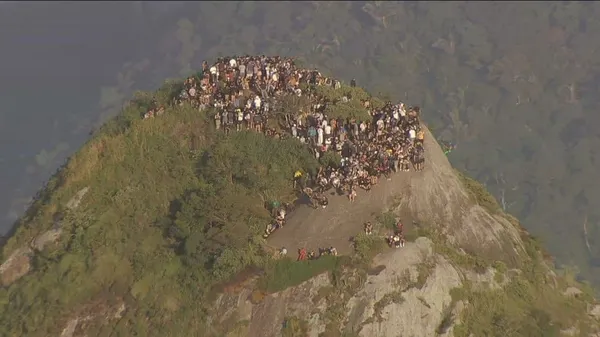 200 Tourists Trapped on Rio Hillside Above Turf War —  Washington to Call Brazil’s Gangs Terrorist Organizations