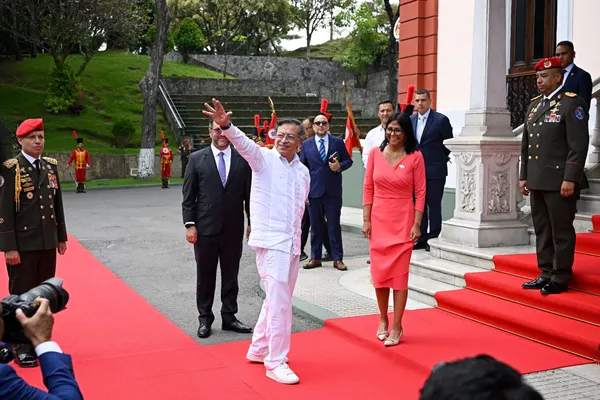 Petro Arrives in Caracas for the First Head of State Visit to Venezuela Since the Fall of Maduro