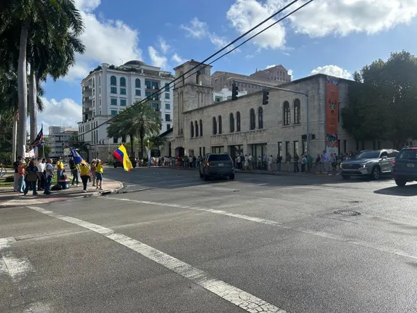 Colombians Turn Out In Miami For Presidential Vote — Petro Under Investigation as De La Espriella Surges In Polls