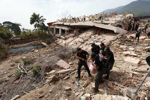 Venezuela’s Earthquake Response: Residents Digging With Their Hands While Officials Take Selfies