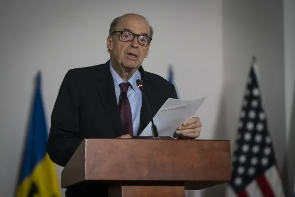 Álvaro Leyva Delivers Petro Case Documents to U.S. Embassy
