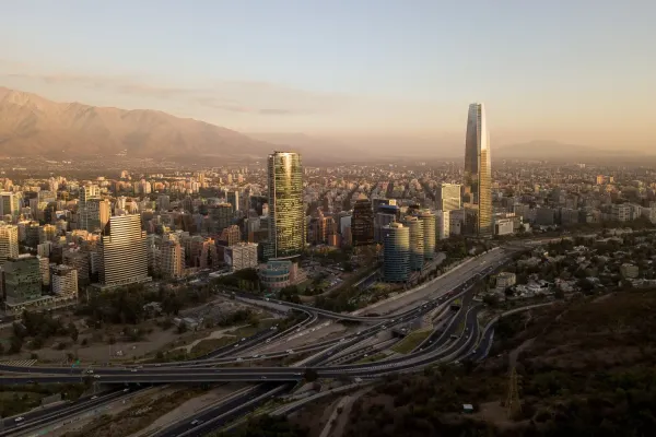 Sociedad Media Now: Venezuelans Leave Chilean Job Market; LATAM Invests in Data Centers & CDMX Lights Up For “Tehran Day”