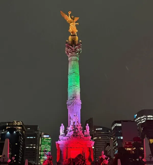 Mexico City Lights Landmarks in Iran’s Colors For “Tehran Day”