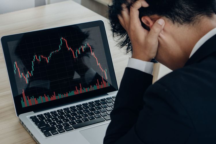 How to Spot Overvalued Stocks Before the Market Crashes