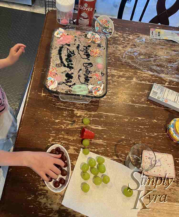 Finally grapes... and more decoations.