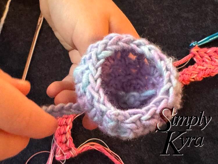 The hat is flipped upside down showing the interior of the hat and the know while the chained hair goes to the left.