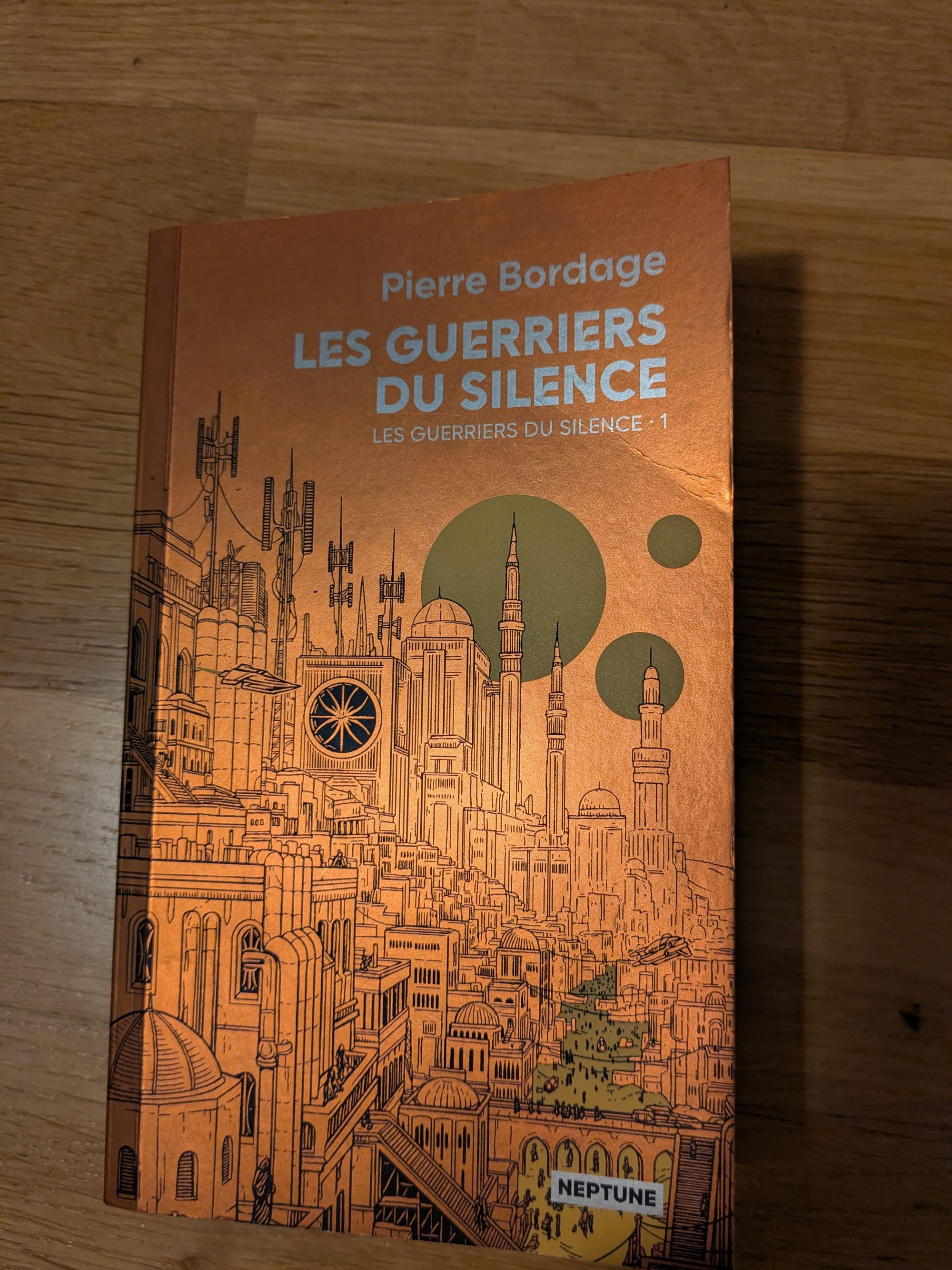 Book cover for the paperback version of "Les guerriers du silence" by Pierre Bordage