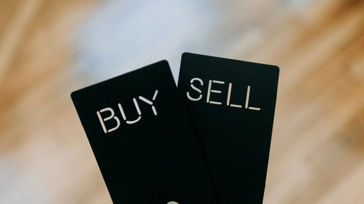 How many lower middle-market deals close in Canada?