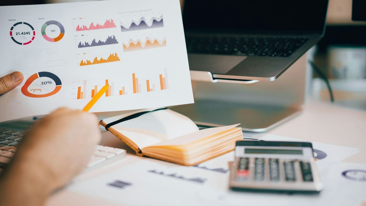 Marketed sale or direct offer: which pays more?