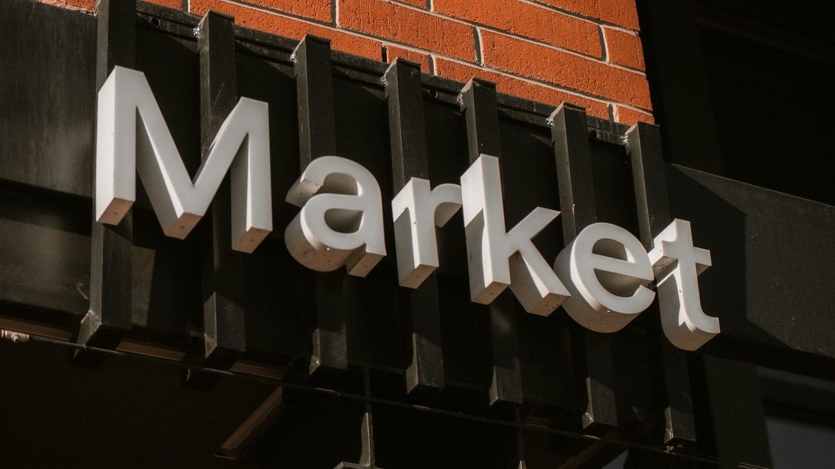 How do advisors maximize value in a mid-market sale?