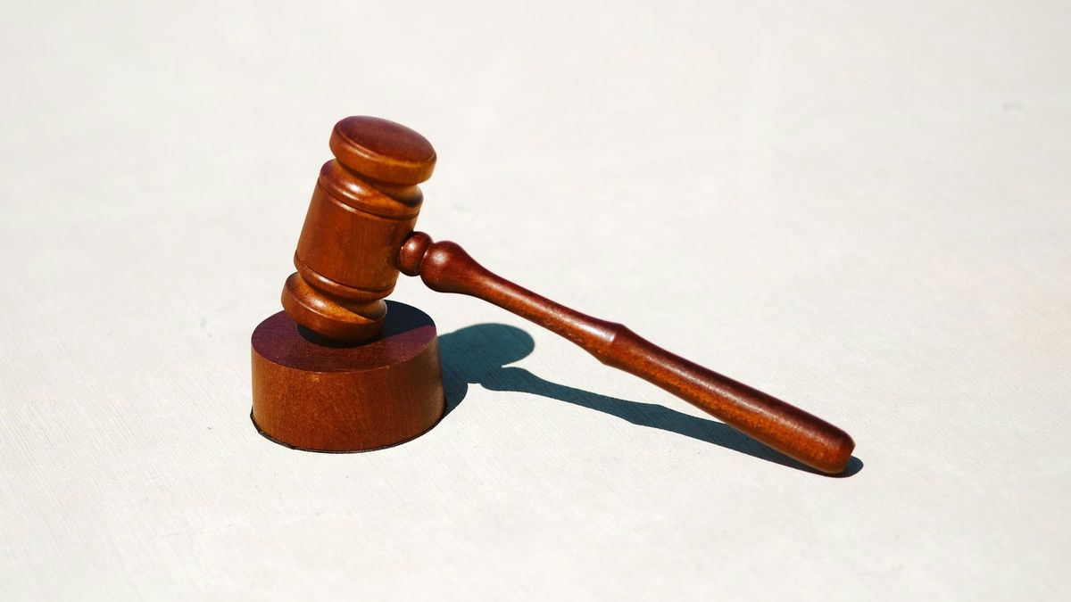 How do legal advisers help in a business sale?
