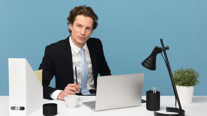How do wealth managers help in a business sale?