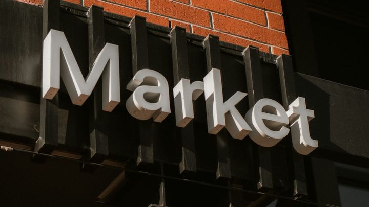 How do advisors maximize value in a mid-market sale?