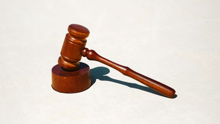 How do legal advisers help in a business sale?