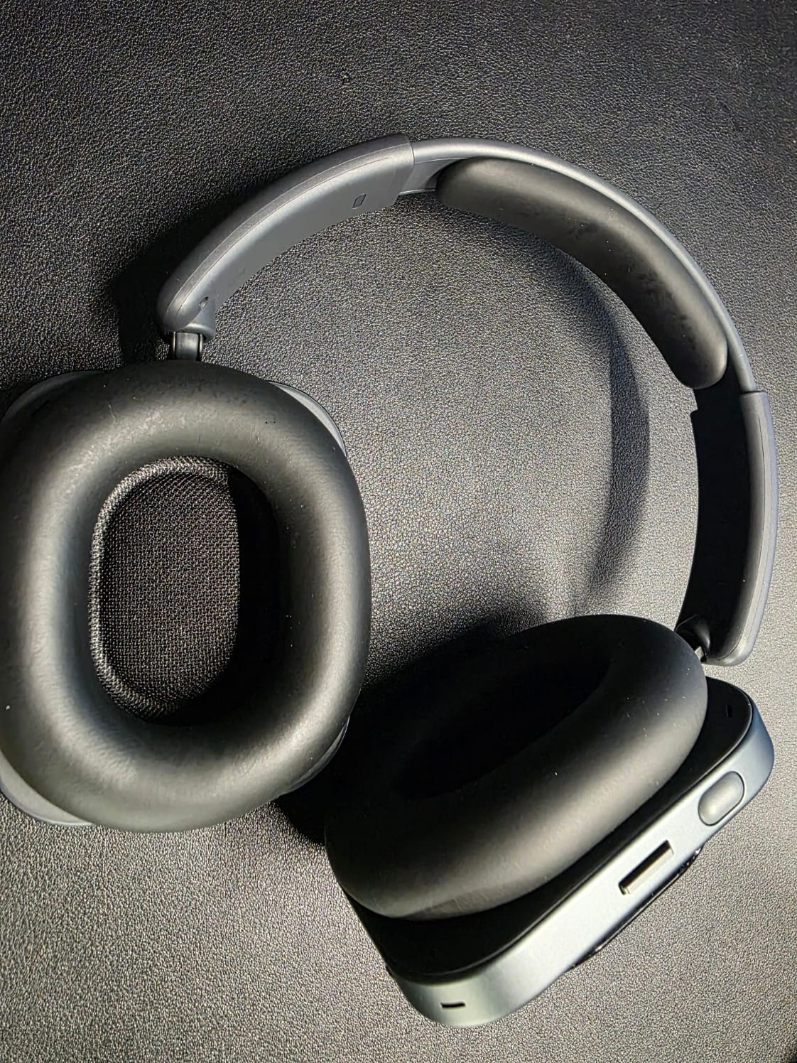 The headphones are shown with the roller and paddle buttons showing on the right earcup