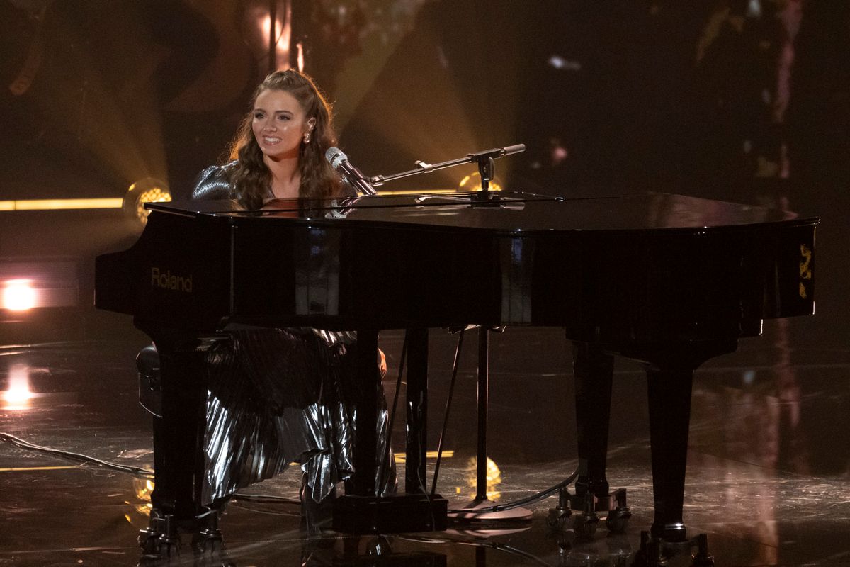 Emmy Russell takes spot in “American Idol” top 7 with heartfelt cover of Loretta Lynn hit