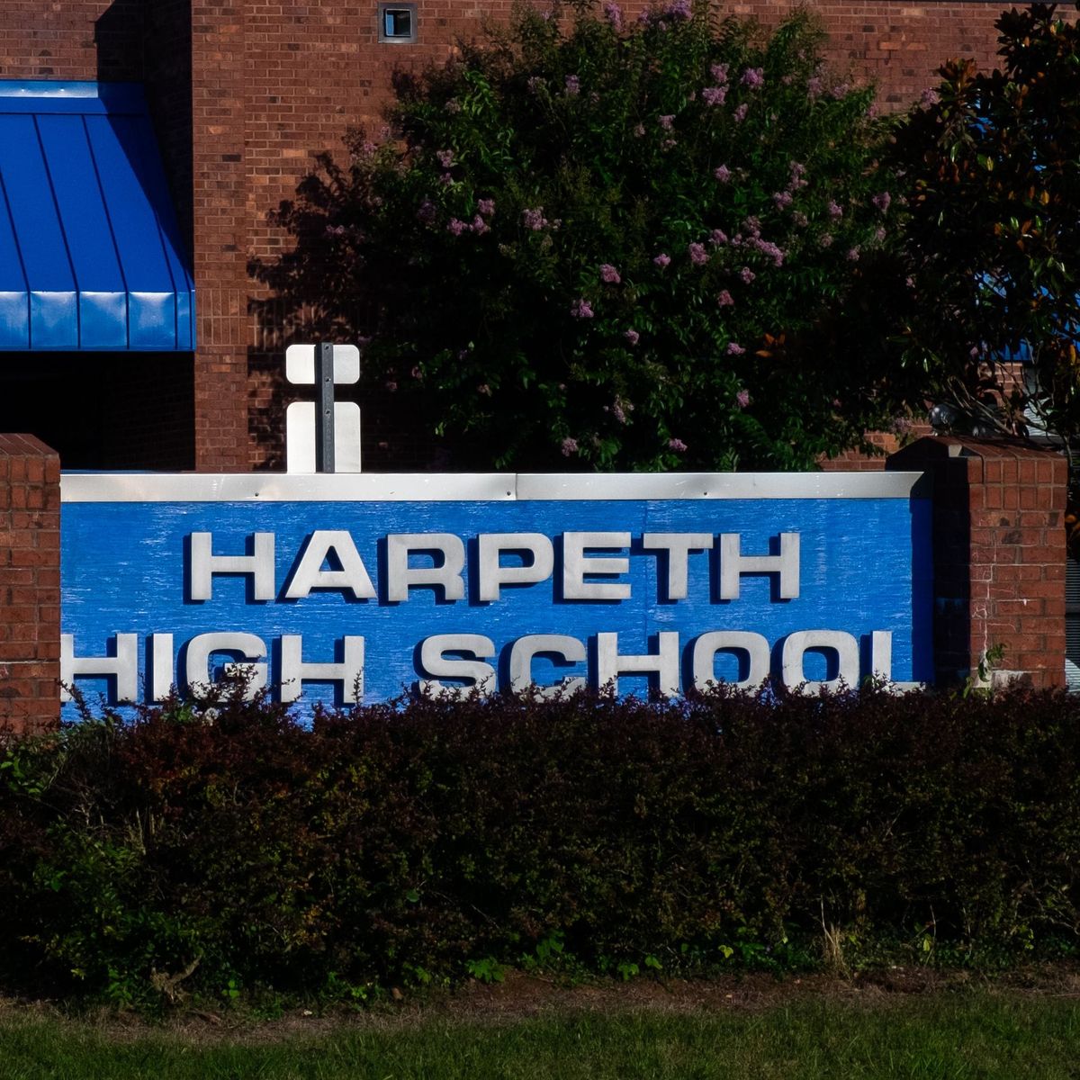 Harpeth middle, high school students prohibited from using zipper binders next school year