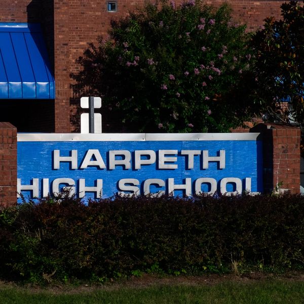 Harpeth middle, high school students prohibited from using zipper binders next school year