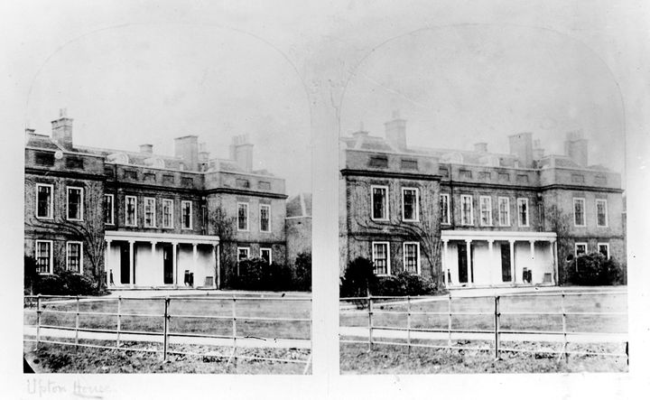stereoscope image of a row of houses. black and white. https://wellcomecollection.org/works/pmhx548q/images?id=awf2r7kz