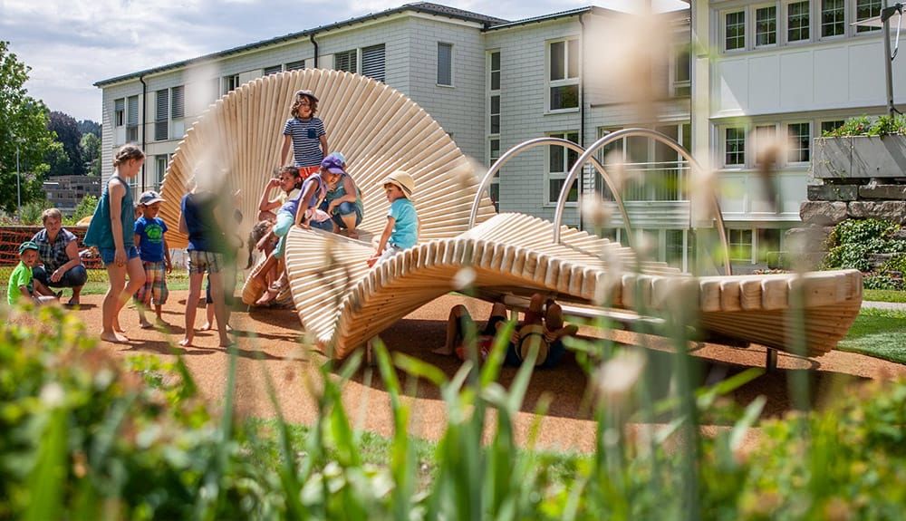 Art and play in a single form